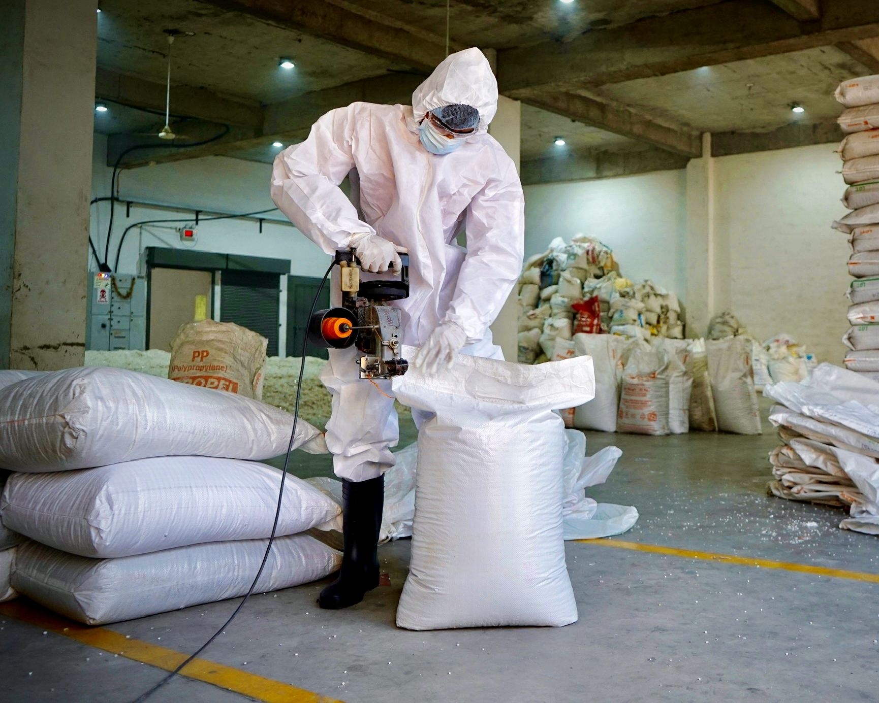Worker Stitching Granules Bag for Packaging
